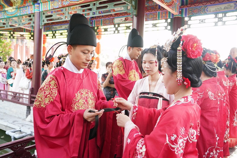 新人著鳳冠霞帔體驗(yàn)唐代傳統(tǒng)婚禮儀式。王三合 攝