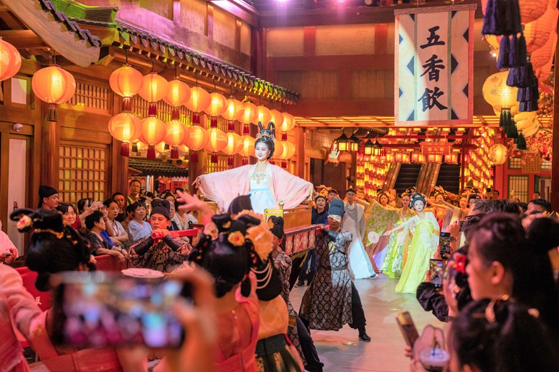 唐風(fēng)沉浸式主題樂園長(zhǎng)安十二時(shí)辰主題街區(qū)煥新迎客。馬石頭攝