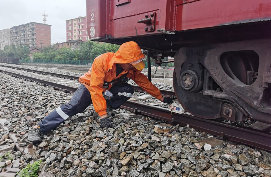 漢中車務(wù)段勉西站連結(jié)員雨中進(jìn)行防溜作業(yè)。王銀華攝