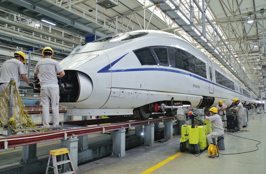 西安動(dòng)車站動(dòng)車組機(jī)械師正在檢修動(dòng)車。郝洋斌攝