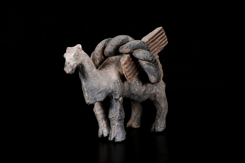 北周宇文覺墓出土的載物駱駝傭。陜西省考古研究院供圖