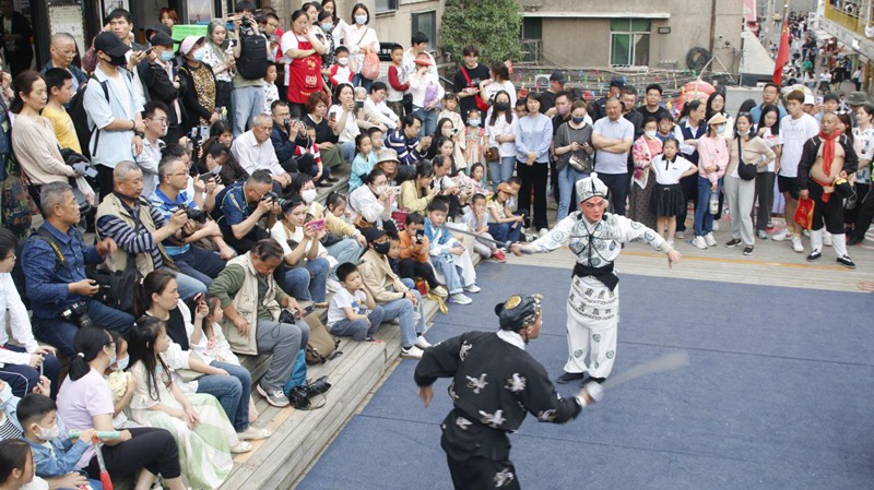 老菜場(chǎng)通過(guò)舉辦各類(lèi)文化展演活動(dòng)，吸引不同年齡階段的人群打卡。