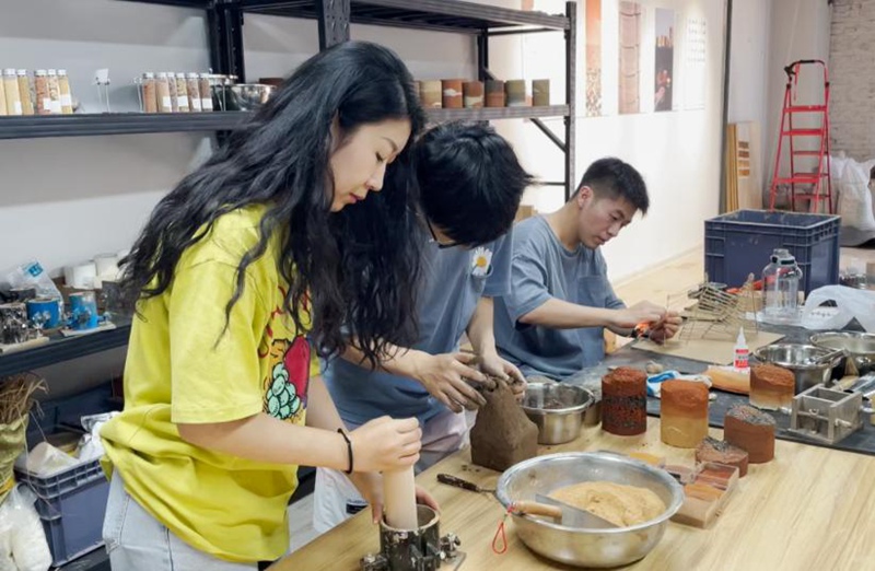 馬雪純與同伴們?cè)谶M(jìn)行傳統(tǒng)生土工藝建造探索。