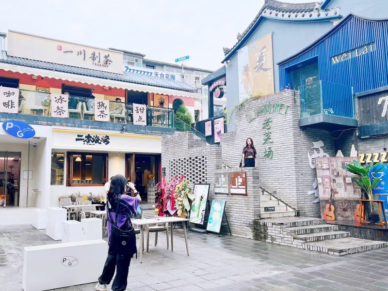 年輕人在“老菜場”拍照“打卡”。人民網(wǎng)記者 鄧楠攝