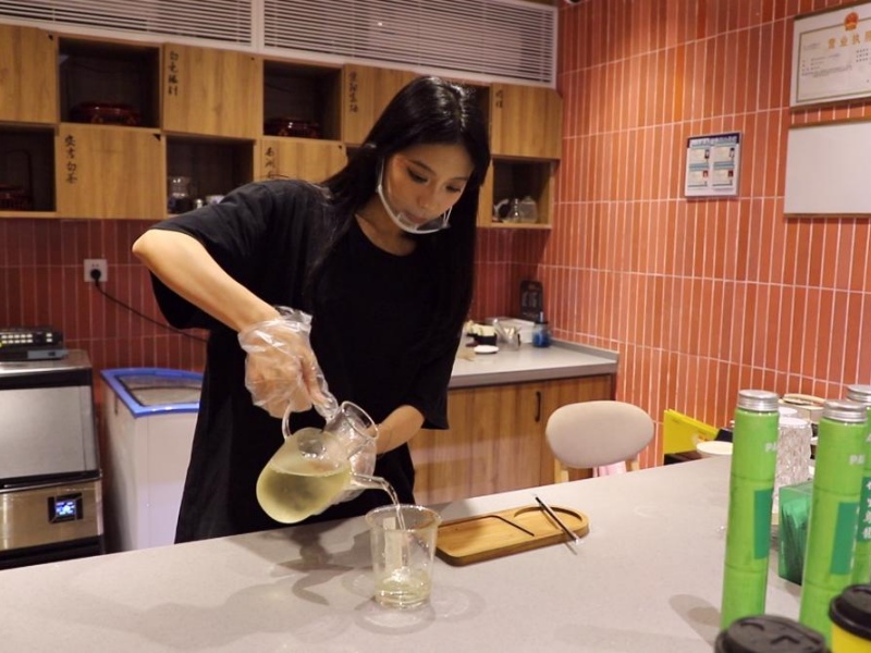 黃小純向記者演示制作茶飲過程。人民網(wǎng)記者 鄧楠攝