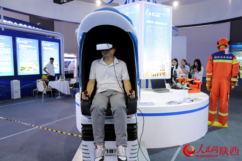 游客在展區(qū)內體驗VR眼鏡設備。人民網(wǎng)記者 李志強攝