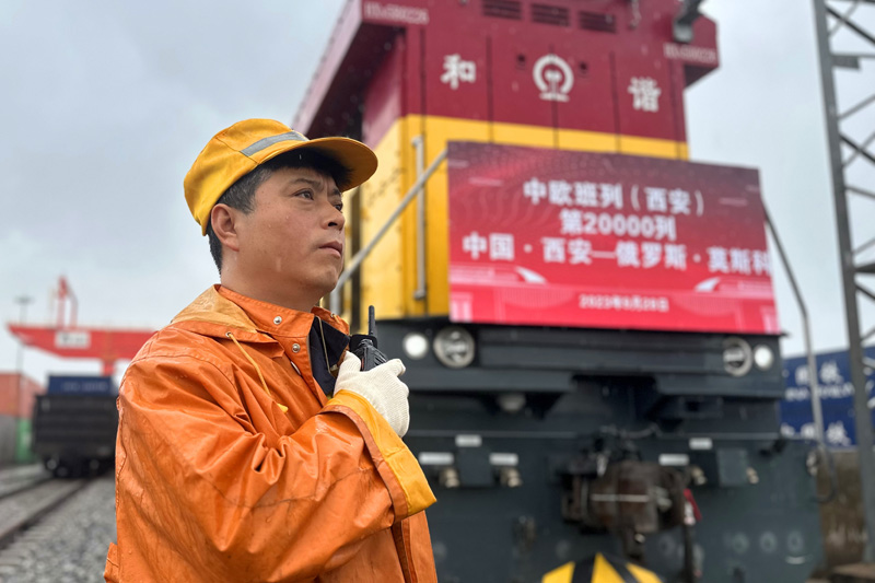 中歐班列（西安）累計(jì)開行突破20000列。滕秦溥攝