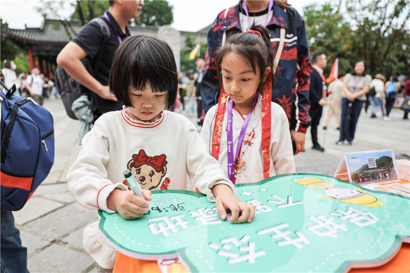 長假期間，華清宮景區(qū)策劃了一系列精彩的“文化大餐”。華清宮景區(qū)供圖