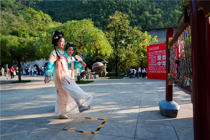 長假期間，華清宮景區(qū)策劃了一系列精彩的“文化大餐”。華清宮景區(qū)供圖
