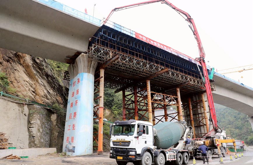 西康高鐵付家河大橋建設(shè)現(xiàn)場。張震鑫 攝