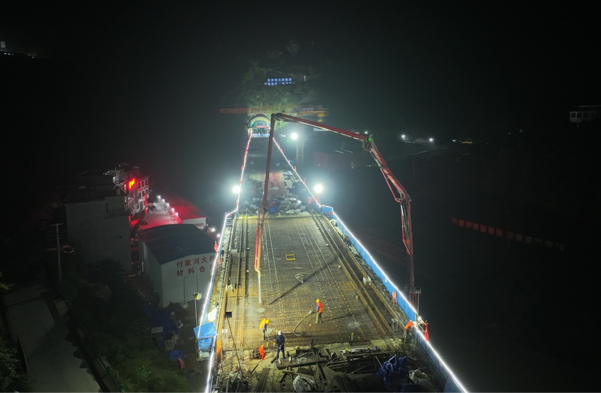 西康高鐵付家河大橋建設(shè)現(xiàn)場。張震鑫 攝