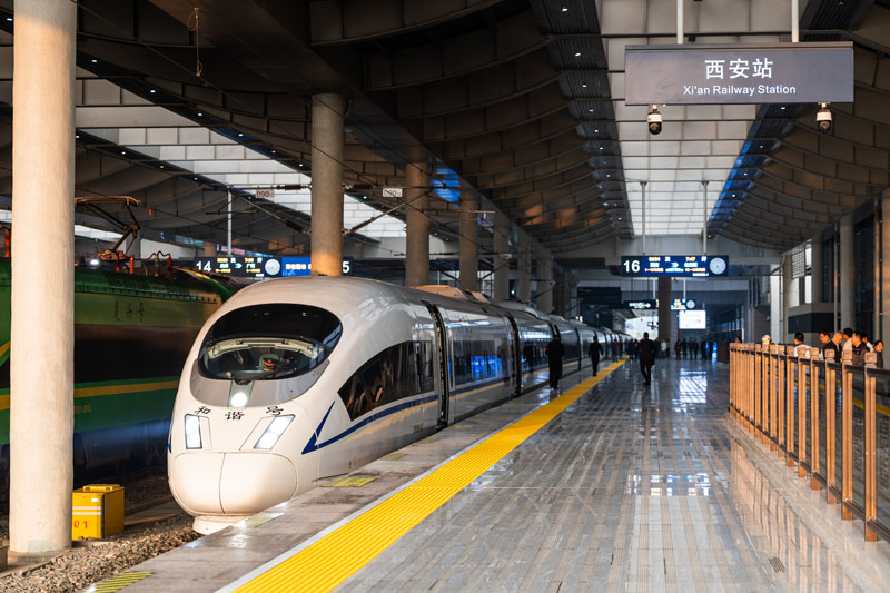  2023年10月11日，陜西西安，西安站開行的首趟高鐵動車組G654次即將發(fā)車駛向北京西站。劉翔 攝