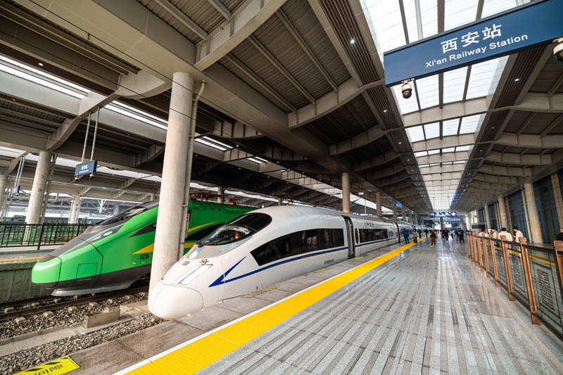 西安站開(kāi)行的首趟高鐵動(dòng)車(chē)組G654次即將發(fā)車(chē)駛向北京西站。劉翔 攝