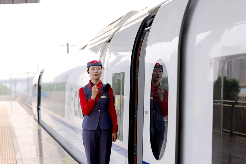 西安站首趟進(jìn)京高鐵即將發(fā)車，列車乘務(wù)員正在做著最后的準(zhǔn)備工作。賈智煒 攝