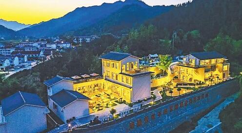 10月16日，夜幕下的洋縣八里關(guān)鎮(zhèn)文旅康養(yǎng)項目。 記者 穆騁攝
