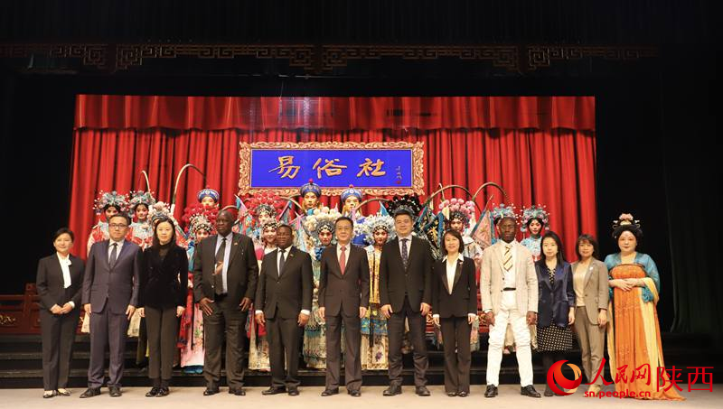 嘉賓們與秦腔表演者合影留念。人民網(wǎng)記者 白鴿攝