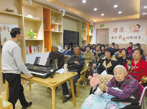 十一月一日，在渭南市臨渭區(qū)銀齡金街的萱堂暖居母親專屬照護中心，聲樂老師在給杜橋街道的老年人上課。