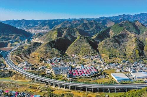 11月6日，航拍丹（鳳）寧（陜）高速公路東段銀花特大橋。該段高速公路全長(zhǎng)38.52公里，總投資61.4億元，采用雙向四車道高速公路標(biāo)準(zhǔn)建設(shè)，設(shè)計(jì)速度100公里/小時(shí)，路基寬26米。目前，該段高速公路建設(shè)進(jìn)入安裝聲屏障、護(hù)欄等階段，預(yù)計(jì)年底通車。 記者 袁景智攝