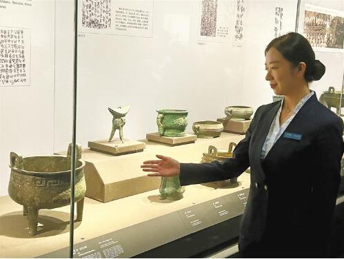講解員在介紹五祀衛(wèi)鼎。 記者 呂揚攝
