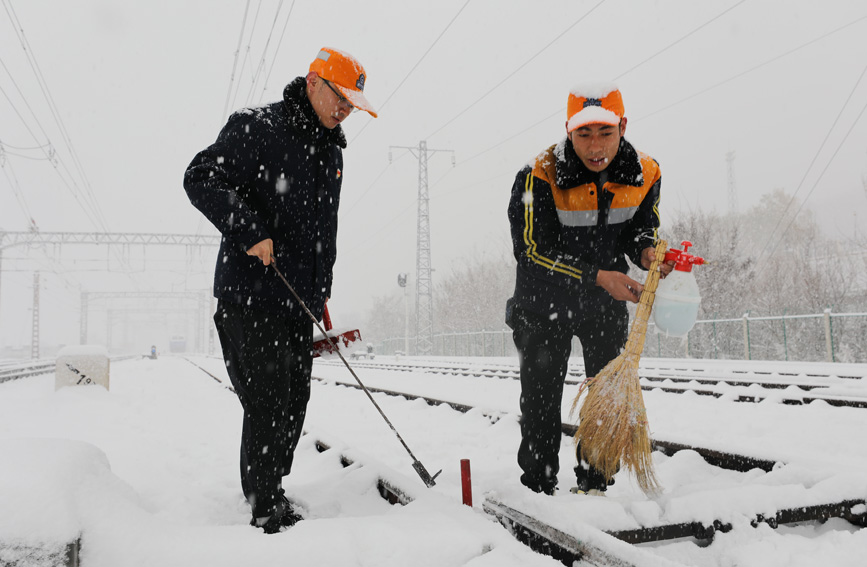 鐵路人加大對(duì)道岔設(shè)備的除雪、檢修和保養(yǎng)力度。閆強(qiáng)攝