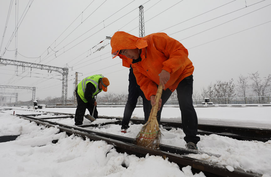 鐵路人加大對道岔設(shè)備的除雪、檢修和保養(yǎng)力度。閆強攝 