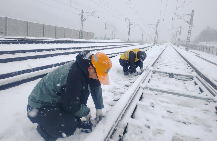 鐵路人加大對(duì)道岔設(shè)備的除雪、檢修和保養(yǎng)力度。閆強(qiáng)攝 