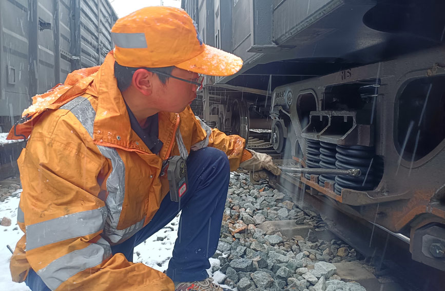 鐵路人對(duì)空氣制動(dòng)管路、車輛走行部、連掛裝置等大部件進(jìn)行檢查。許靜攝