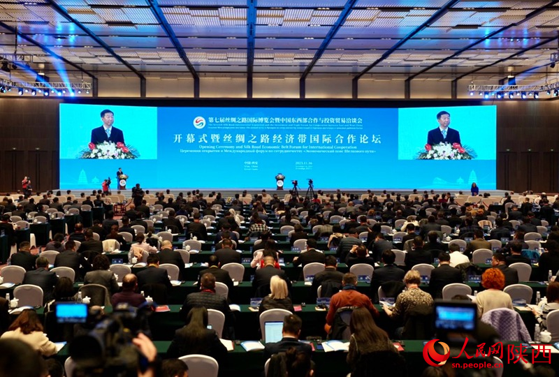 第七屆絲綢之路國(guó)際博覽會(huì)暨中國(guó)東西部合作與投資貿(mào)易洽談會(huì)開幕。人民網(wǎng)記者 鄒星攝