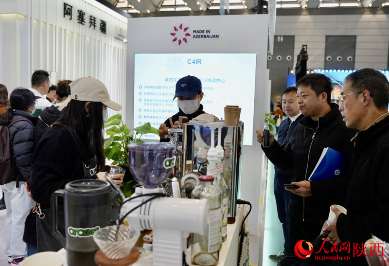 主賓國阿塞拜疆展區(qū)里，石榴汁和咖啡產(chǎn)品廣受觀眾好評。人民網(wǎng)記者 鄒星攝
