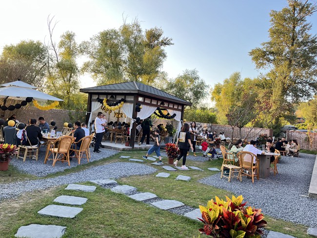 榆陽：讓民宿成為鄉(xiāng)村旅游新引擎近日，隨著全國旅游市場的回暖，榆陽區(qū)各鄉(xiāng)村民宿也熱鬧起來。很多鄉(xiāng)村民宿與當(dāng)?shù)剞r(nóng)業(yè)、生態(tài)、文創(chuàng)、餐飲娛樂等資源深度融合，已逐步成為鄉(xiāng)村經(jīng)濟(jì)發(fā)展的新引擎。