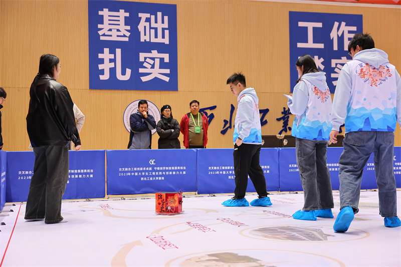 參賽選手正在展示自己的作品。西北工業(yè)大學(xué)供圖