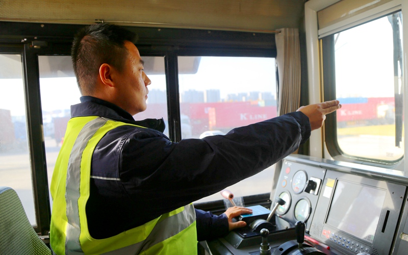 圖為X8155次司機(jī)確認(rèn)發(fā)車(chē)信號(hào)，信號(hào)無(wú)誤后，準(zhǔn)備發(fā)車(chē)。孫季翔攝