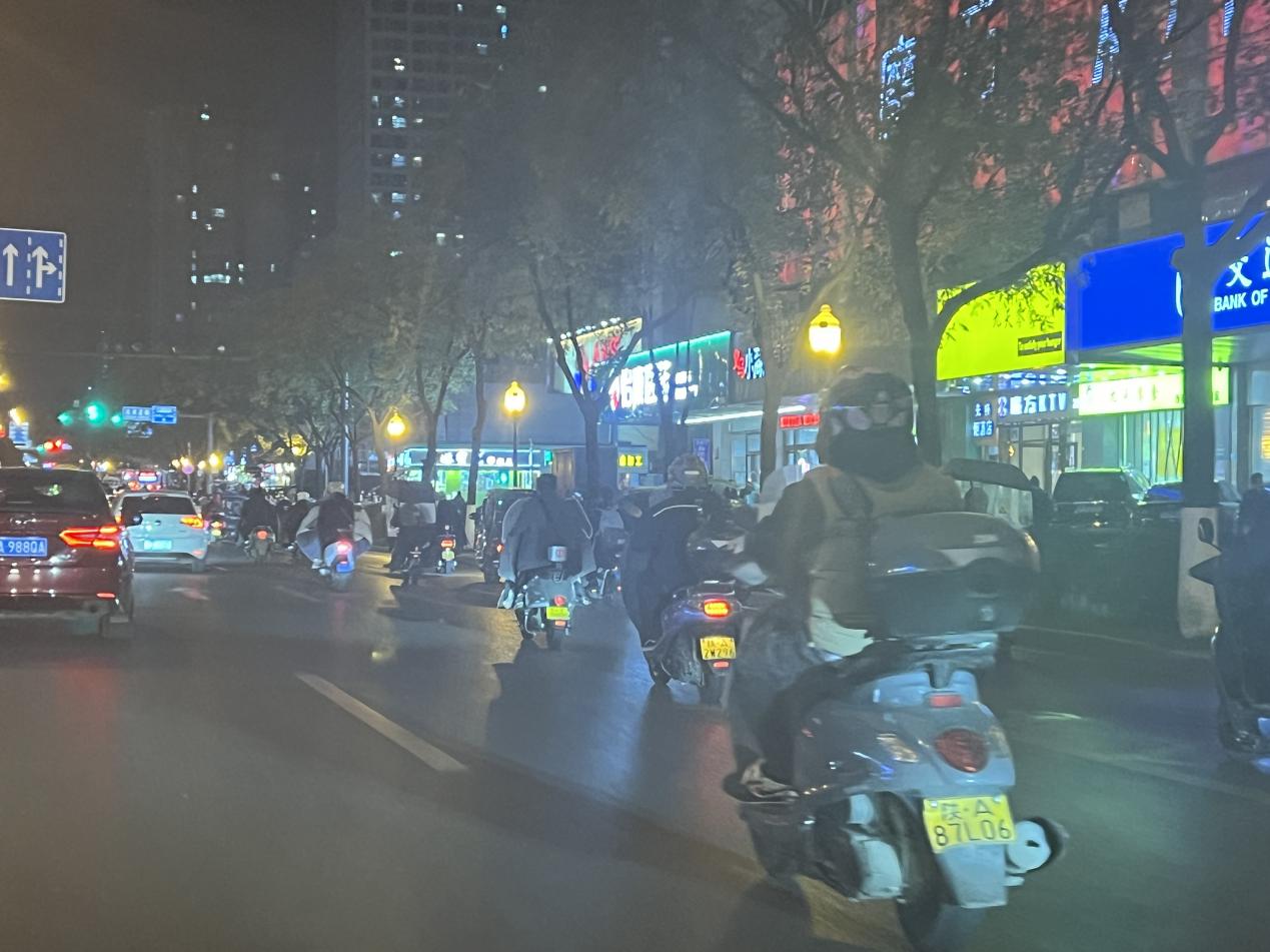 11月28日晚，記者在未央路沿線拍攝到的摩托車占據(jù)了一半的馬路。