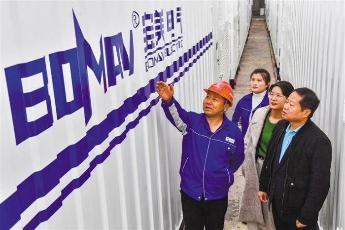 十二月十三日，寶雞市中小企業(yè)融資擔(dān)保有限公司工作人員走進(jìn)寶雞西北石油機械有限公司，詳細(xì)了解企業(yè)生產(chǎn)情況和核心產(chǎn)品裝備，為企業(yè)設(shè)計融資方案。袁景智攝