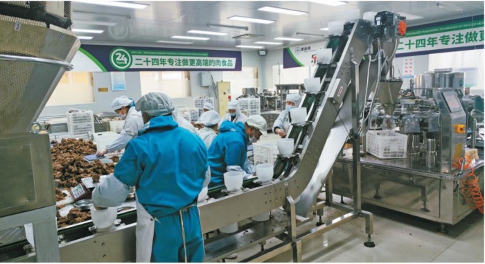 11月30日，咸陽家友緣食品有限公司的工人在分裝食品。蘇怡攝