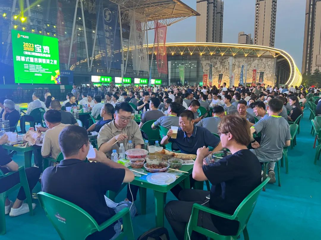 2023寶雞(青島)啤酒音樂(lè)美食季現(xiàn)場(chǎng)游人舉杯暢飲。陜西省商務(wù)廳供圖