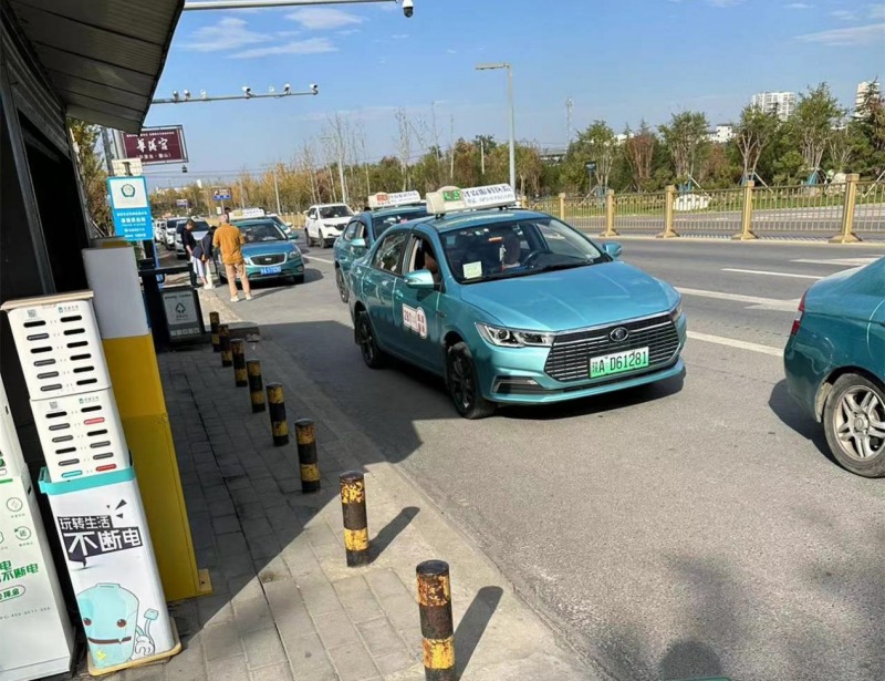 出租車(chē)在秦始皇帝陵博物院景區(qū)入口附近排隊(duì)攬客。人民網(wǎng)陜西頻道調(diào)查組拍攝