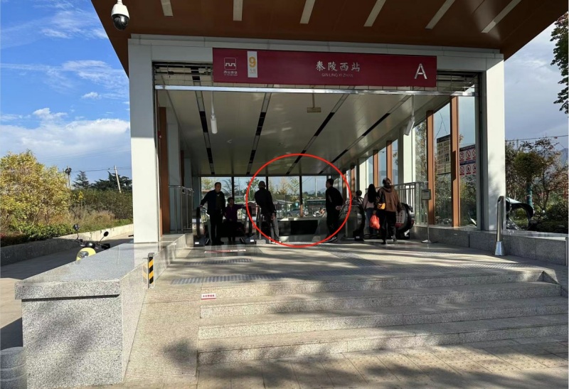 黑車(chē)司機(jī)（標(biāo)紅圈者）正在西安地鐵9號(hào)線(xiàn)秦陵西站外攬客。人民網(wǎng)陜西頻道調(diào)查組拍攝