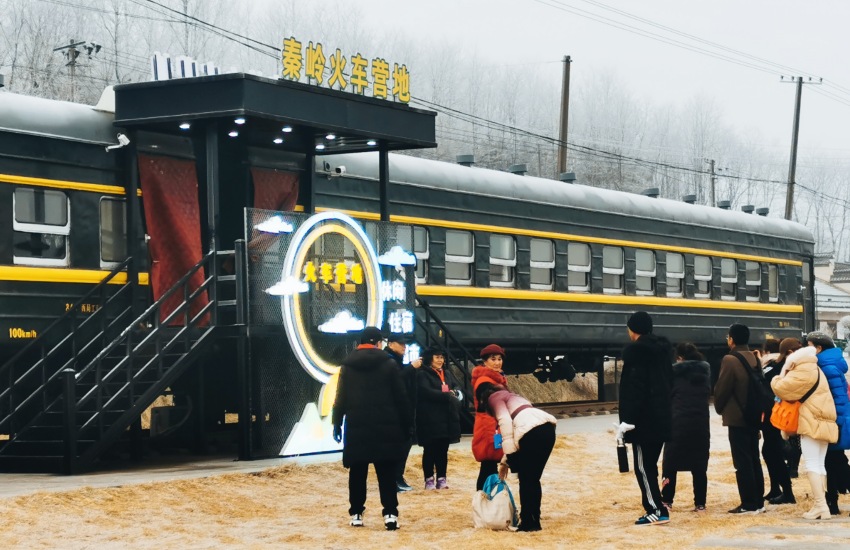 陜西首趟“銀發(fā)冰雪游”旅游專列開行。朱竣麟攝