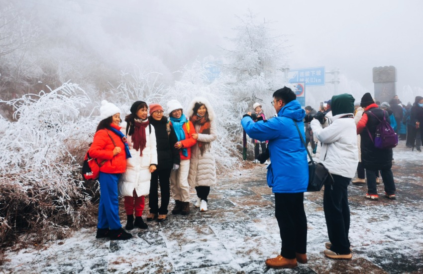 旅客們在秦嶺賞雪，游玩，拍照留念。呂春輝攝