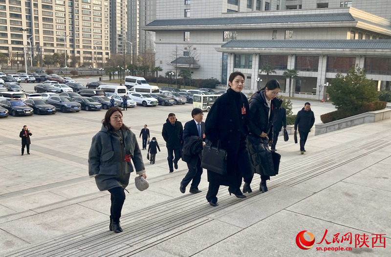 陜西省政協(xié)委員步入會場。人民網(wǎng) 吳德峰攝