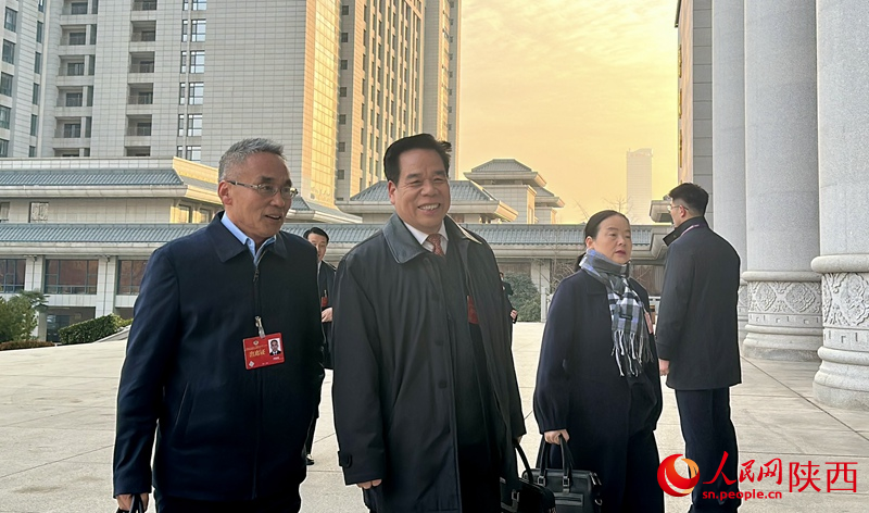 陜西省政協(xié)委員步入會場。人民網(wǎng)記者 白鴿攝