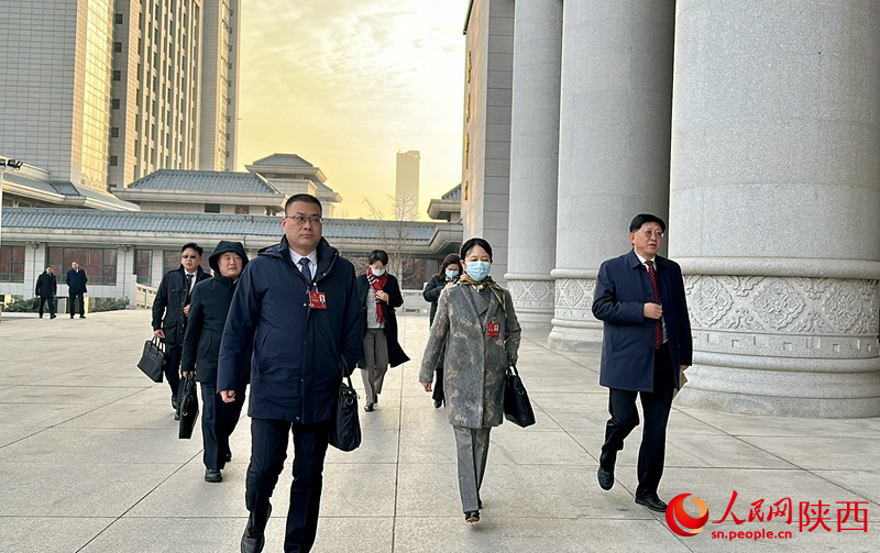 陜西省政協(xié)委員步入會(huì)場(chǎng)。人民網(wǎng)記者 白鴿攝