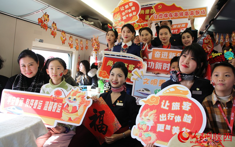 工作人員與旅客拍照留念。人民網(wǎng)記者 賈凱璐