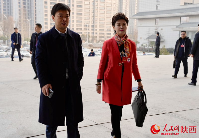 代表委員們步入會場。人民網記者 白鴿攝