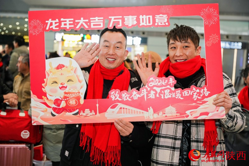 1月26日，春運首日。西安市“致敬奮斗者·溫暖回家路”平安返鄉(xiāng)愛心專列開行。