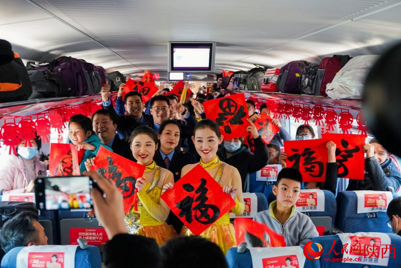 1月26日，春運(yùn)首日。西安市“致敬奮斗者·溫暖回家路”平安返鄉(xiāng)愛(ài)心專列開(kāi)行。專列上，精心布置的車廂環(huán)境，歌曲、相聲、樂(lè)器等精彩的演出，讓大家真切感受到工會(huì)組織的溫暖和“娘家人”的深情厚意。