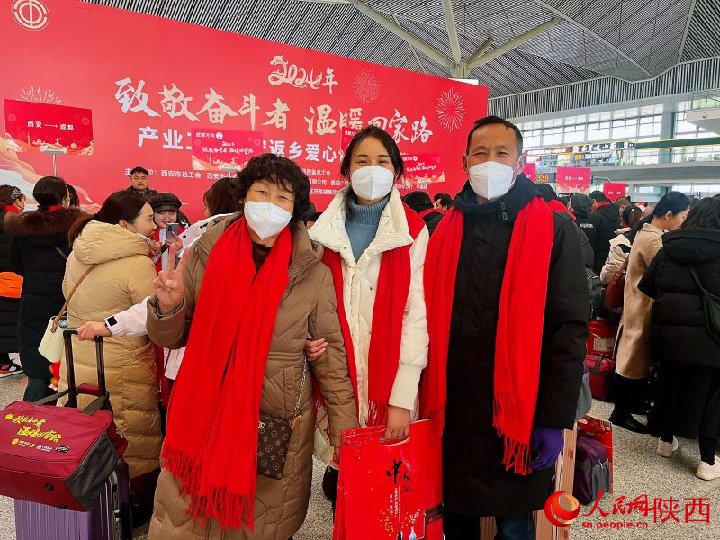 1月26日，春運首日。西安市“致敬奮斗者·溫暖回家路”平安返鄉(xiāng)愛心專列開行。