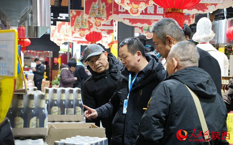市民在西安愛菊糧油園區(qū)內(nèi)挑選“洋年貨” 。人民網(wǎng)記者  賈凱璐攝