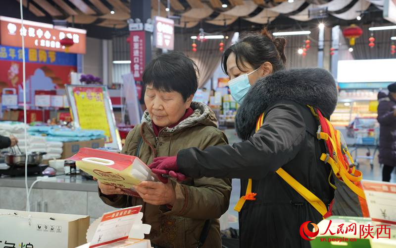 市民在西安愛(ài)菊糧油園區(qū)內(nèi)挑選“洋年貨” 。人民網(wǎng)記者  賈凱璐攝